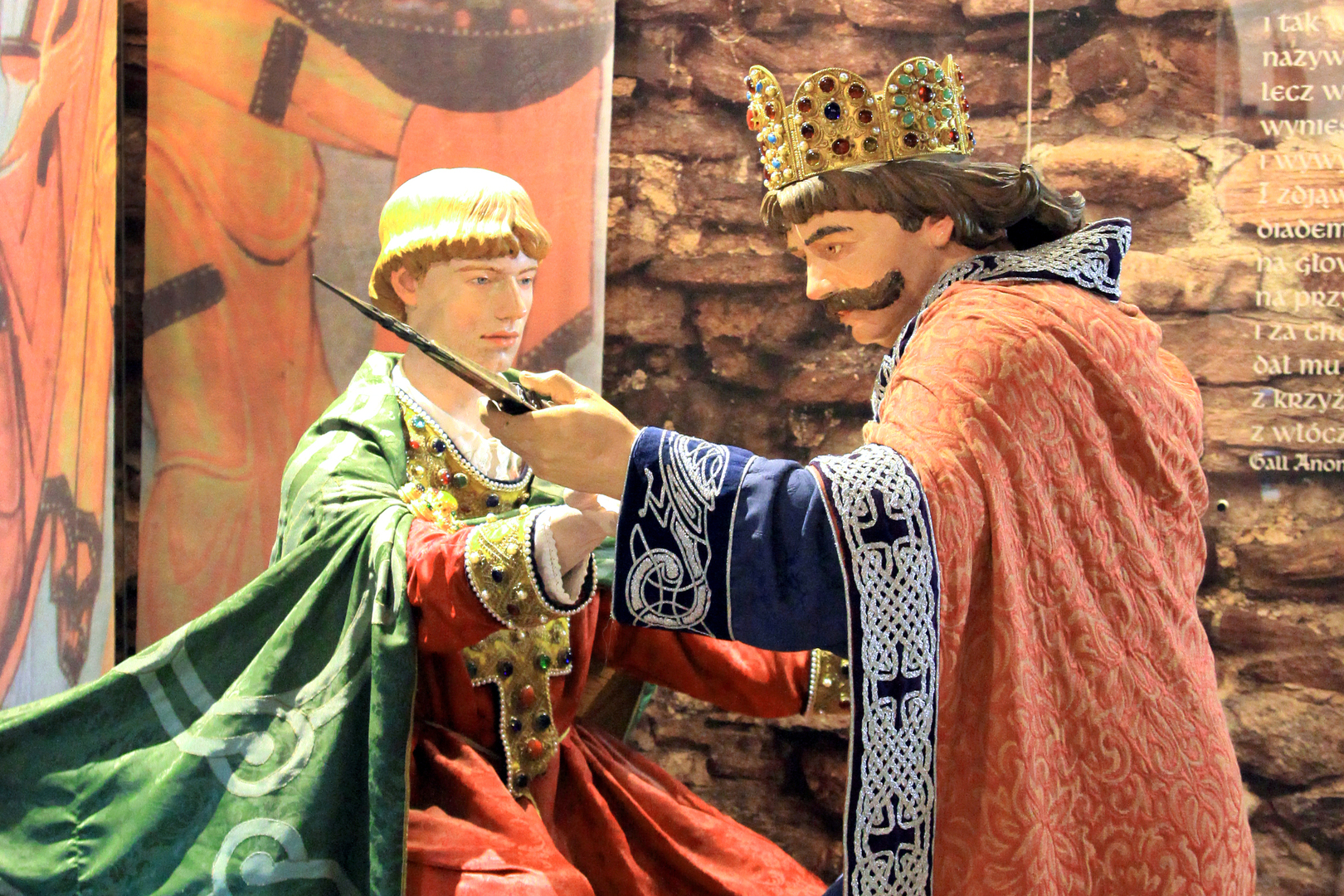 makieta przestawiająca dwóch mężczyzn - siedzący (Otton III) otrzymuje od stojącego (Bolesław Chrobry) włócznię